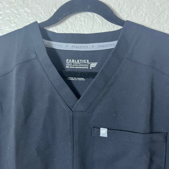 Fabletics Men's Helix 1-Pocket Scrub Top Black V-Neck Shirt sz M - Picture 9 of 9